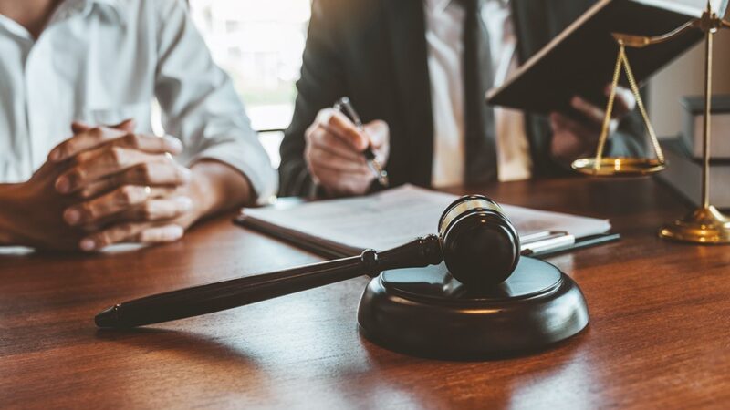 86-latek zaatakował sąsiada nożem w sporze o 600 złotych – niepoczytalność wyklucza odpowiedzialność karną