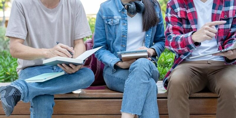 Edukacyjna Celebracja w Gminie Lelów: Wdzięczność i Radość w Dniu Nauczyciela