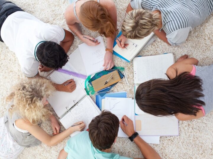 Pierwszoklasiści z Rędzin z radością wkraczają do szkolnej społeczności