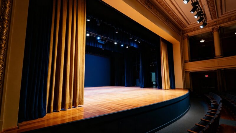 Przenieś się do wielobarwnych krain z Teatrem Nieoczywistym!