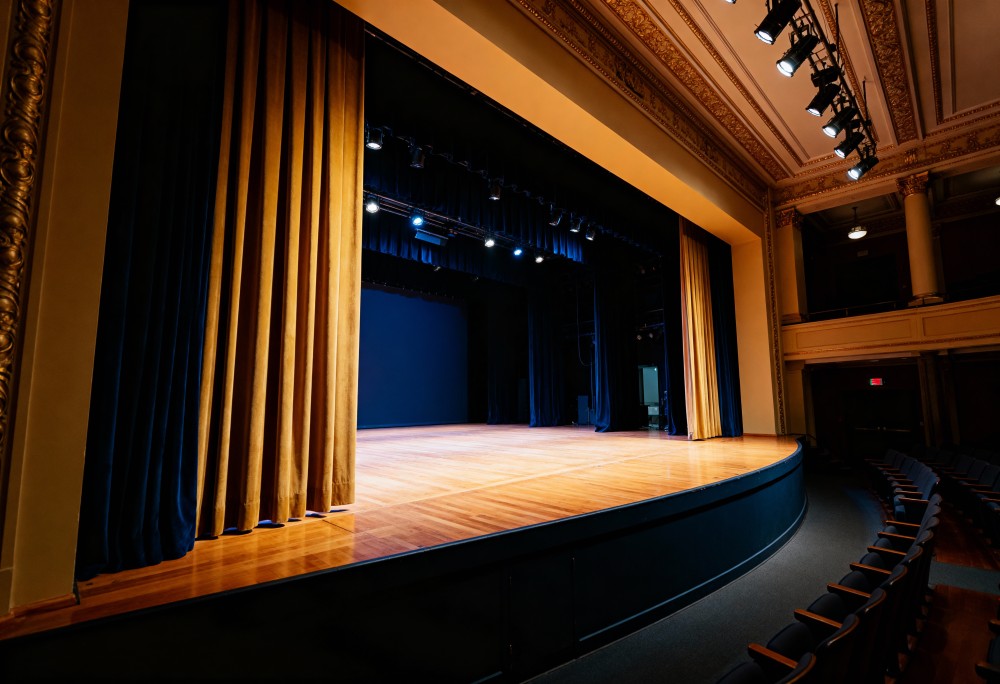 Przenieś się do wielobarwnych krain z Teatrem Nieoczywistym!