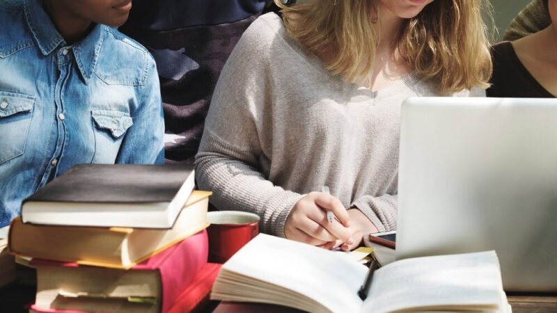 Dzień Edukacji Narodowej w Blachowni: Uroczystość dla nauczycieli i lokalnej społeczności edukacyjnej