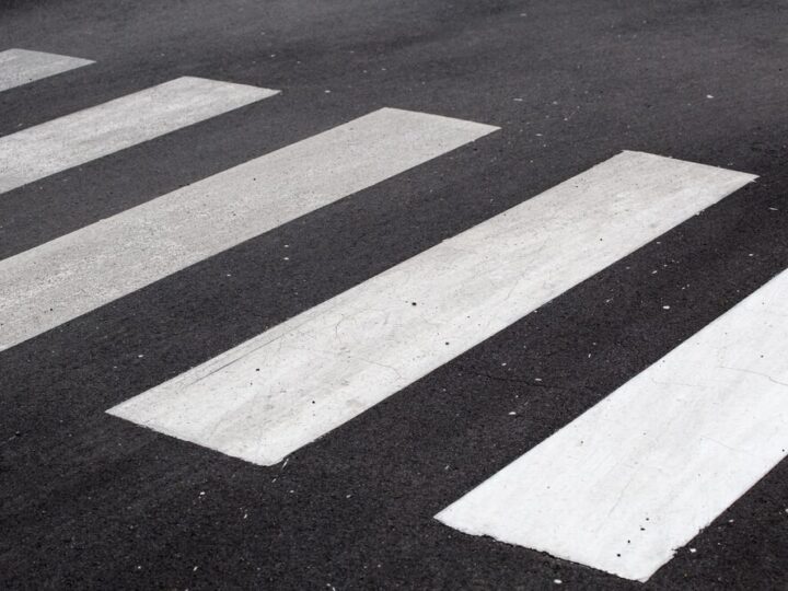 Bezpieczni piesi: Policja ujawnia niepokojące statystyki wykroczeń drogowych