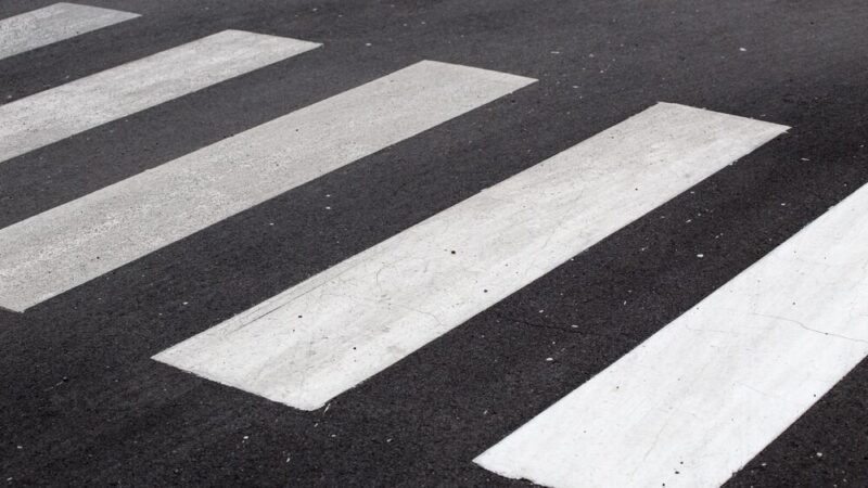 Bezpieczni piesi: Policja ujawnia niepokojące statystyki wykroczeń drogowych