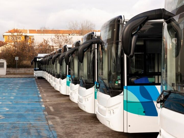 Świąteczne zmiany w komunikacji miejskiej: co musisz wiedzieć!