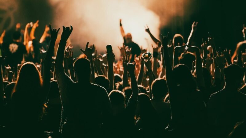 Listopad w Senior-Wigor: radosne spotkania, muzyka i ruch dla seniorów!