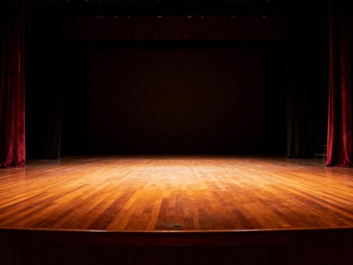 Zanurz się w intymne opowieści Jolanty Małek na wernisażu „CIENKOpisane”