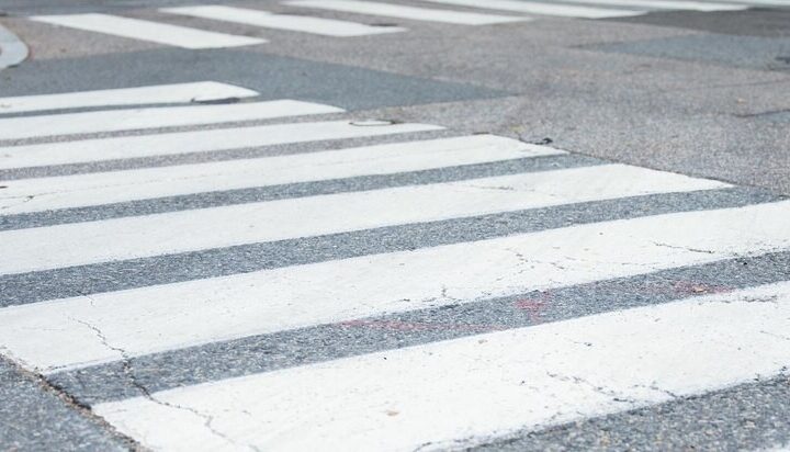 Bezpieczne drogi: Policjant z Częstochowy edukuje młodzież o ruchu drogowym