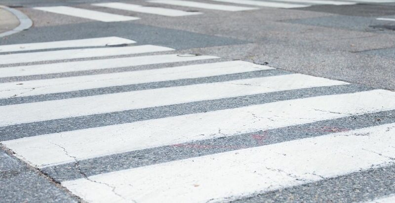 Bezpieczne drogi: Policjant z Częstochowy edukuje młodzież o ruchu drogowym