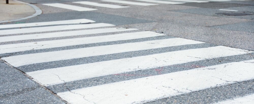 Bezpieczne drogi: Policjant z Częstochowy edukuje młodzież o ruchu drogowym