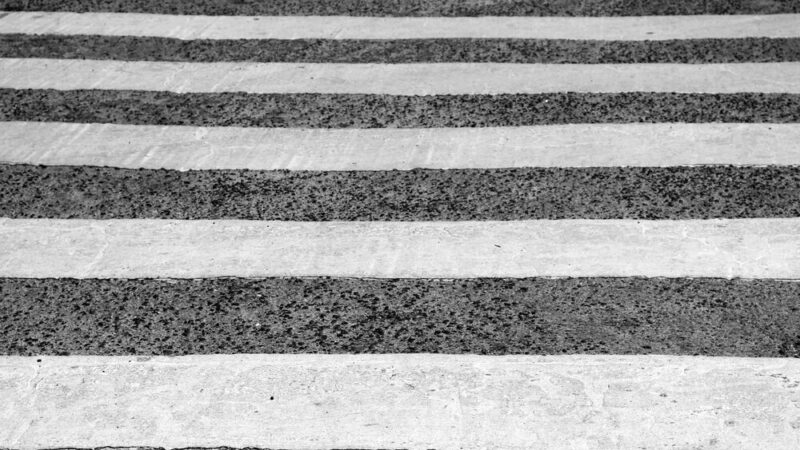 Bezpieczni piesi na drogach: Policja apeluje o ostrożność