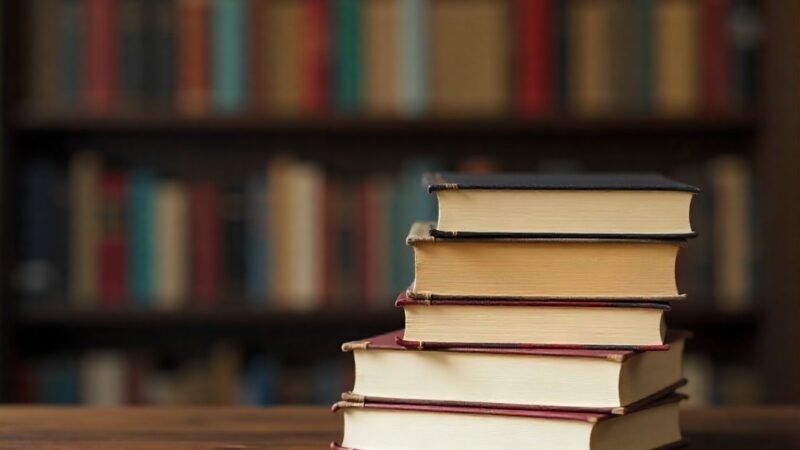 Odkryj swoją pasję literacką w Klubie „Złota Jesień”!