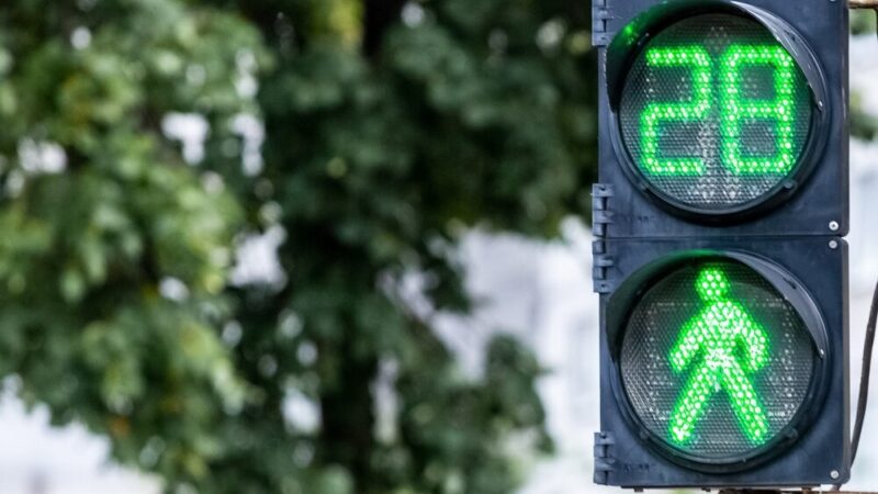 Zimowe wyzwania: Kto dba o bezpieczeństwo na chodnikach?