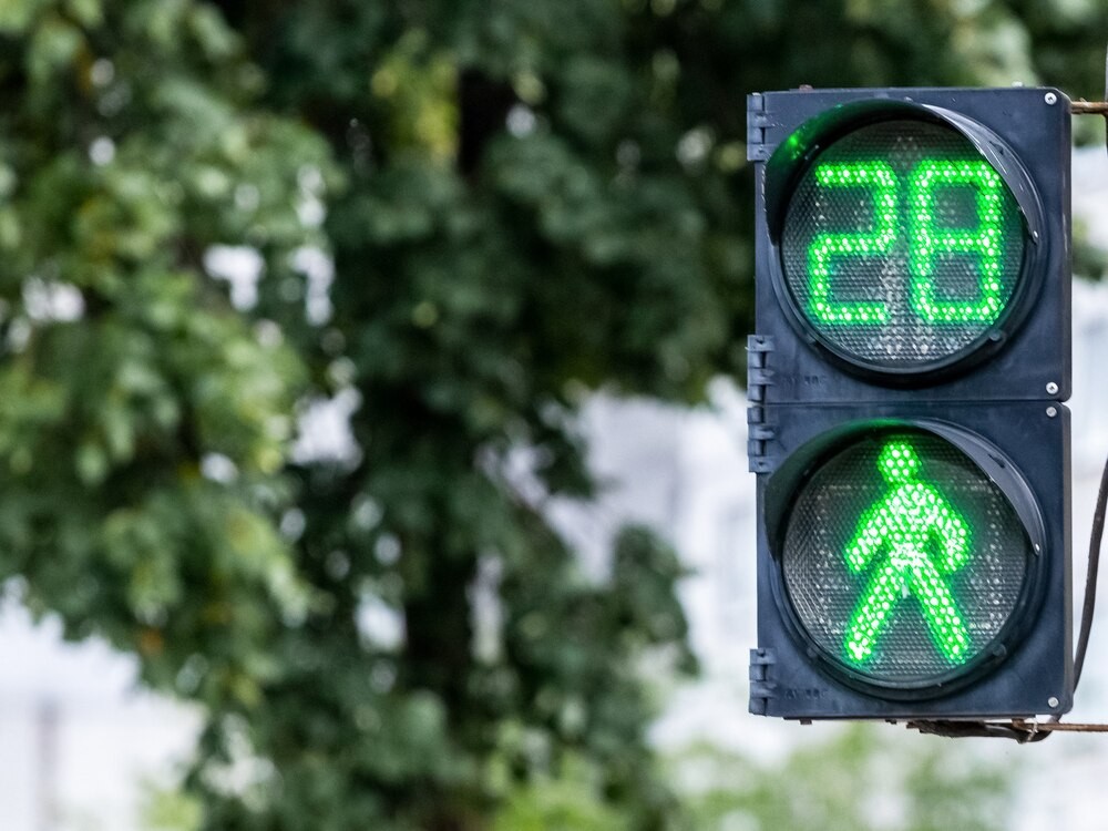 Zimowe wyzwania: Kto dba o bezpieczeństwo na chodnikach?