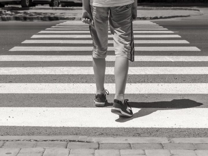 Dron policyjny monitoruje bezpieczeństwo pieszych w Częstochowie