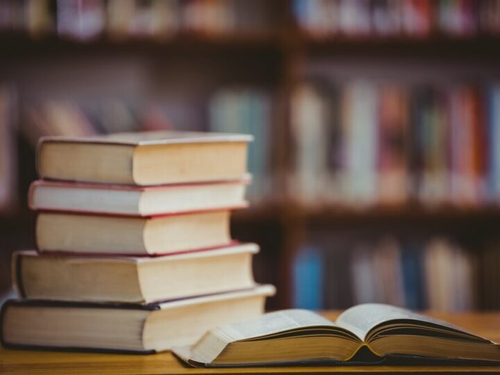 Grzegorz Kopiec odkrywa kulisy „Trzeciego gatunku” podczas spotkania w bibliotece