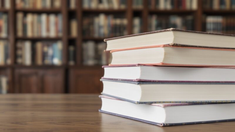 Odkryj historię w „Kauri”: wieczór z Łukaszem Suskiewiczem w bibliotece