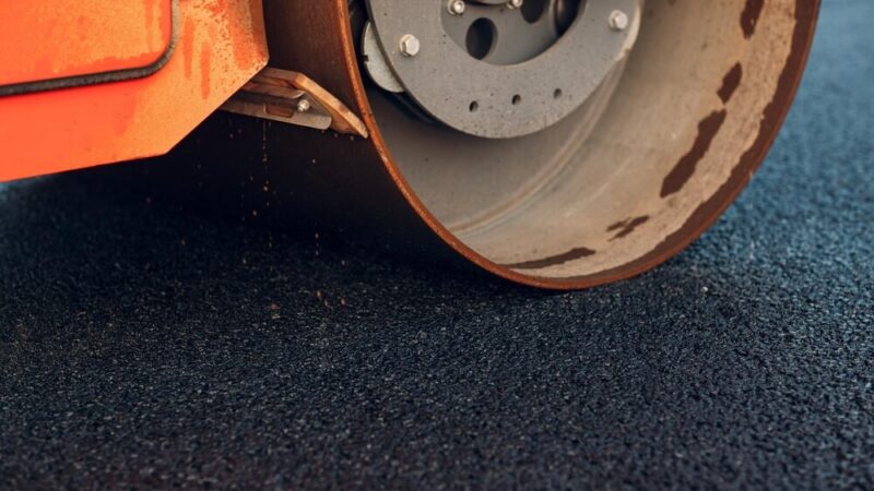 Nowa nawierzchnia i chodnik w Nakle: remont drogi już w drodze!