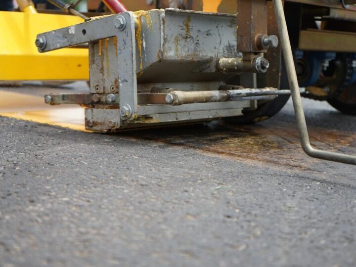 Bezpieczniejsze drogi w Rędzinach: czyszczenie przepustów na pierwszym planie