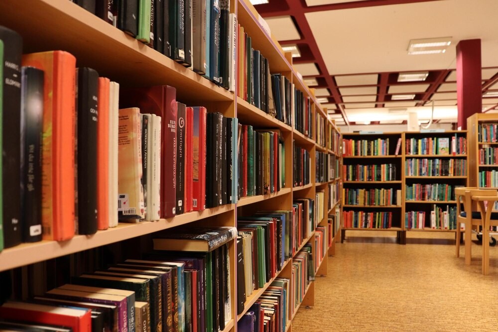 Doskonałość, która więzi: literackie utopie jako ostrzeżenie przed niebezpieczeństwami idealnych społeczeństw