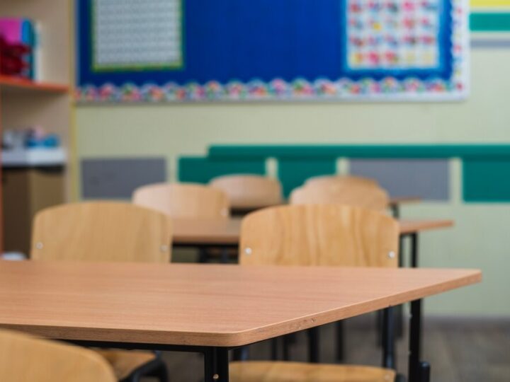 Edukacja przez zabawę: Dzieci uczą się prania w „Bajkowym Zakątku”!