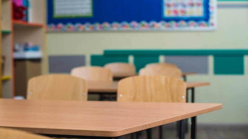 Edukacja przez zabawę: Dzieci uczą się prania w „Bajkowym Zakątku”!