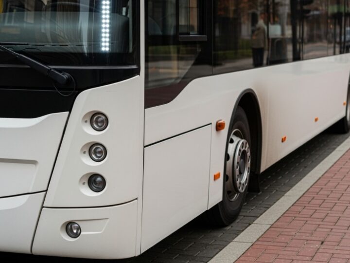 Wakacyjne podróże: jak sprawnie korzystać z transportu publicznego?