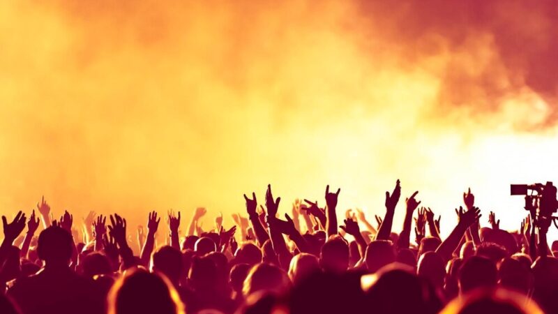 Lato w rytmie muzyki: Pożegnaj wakacje na żywo!